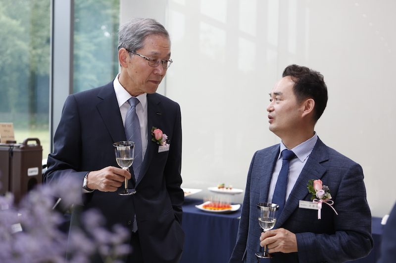 포항공대 김도연 총장(왼쪽)과 엑셈 조종암 대표(오른쪽)