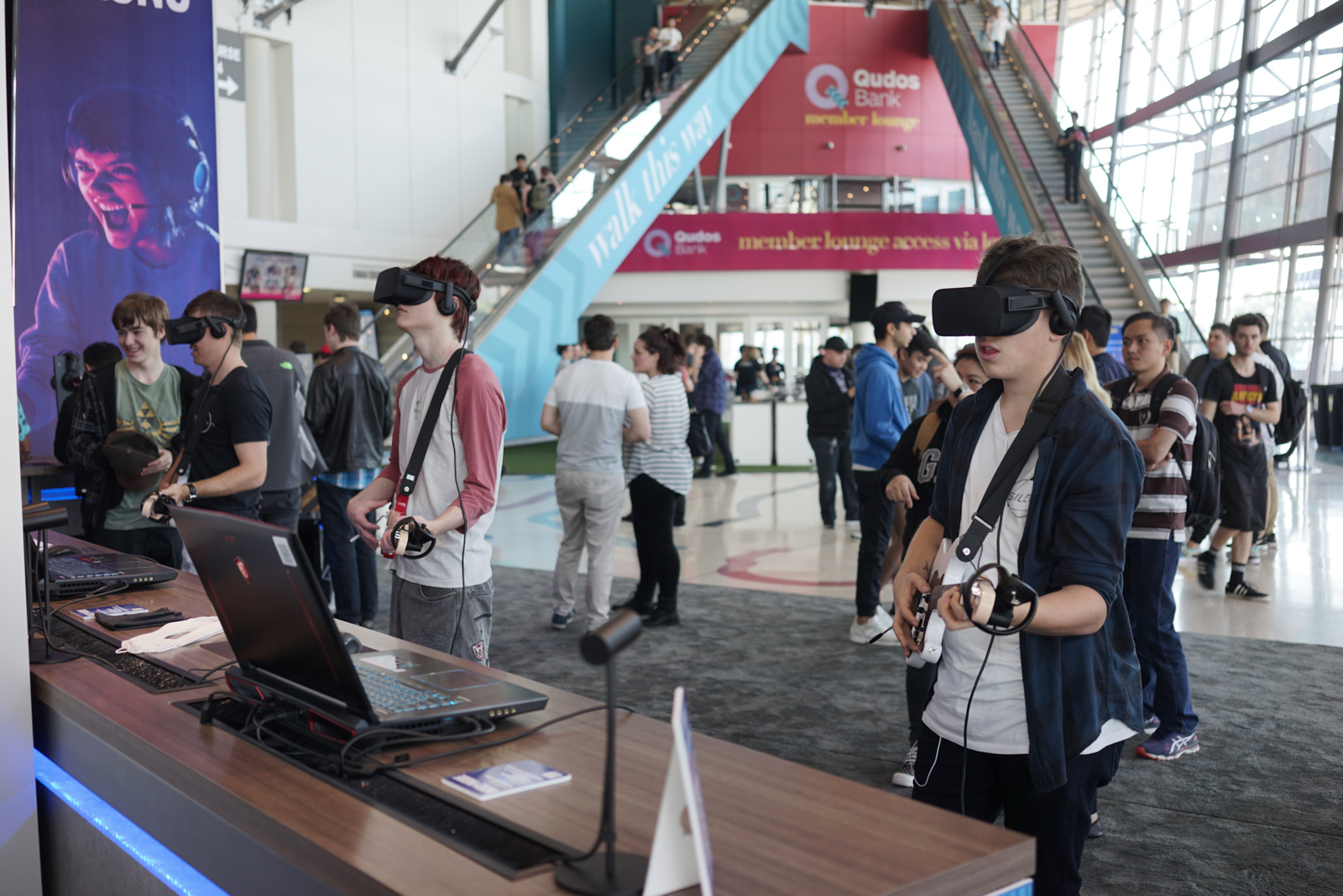 경기장 입구에 마련된 부스는 거의 VR 게임으로 채워졌습니다. 아직 VR게임은 대회에 쓰일 정도는 아니지만 업계나 게이머들의 관심이 모두 높았습니다.