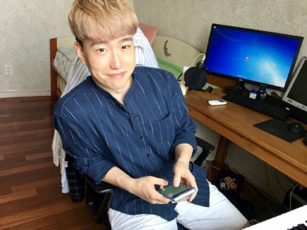 웹툰 을 그리는 작가 와나나. 본명은 정해완. 정해완과 바나나를 합성해 '와나나'라는 필명을 만들었다. 사진과 캐릭터를 보면, 묘하게 비슷한 느낌이 든다.