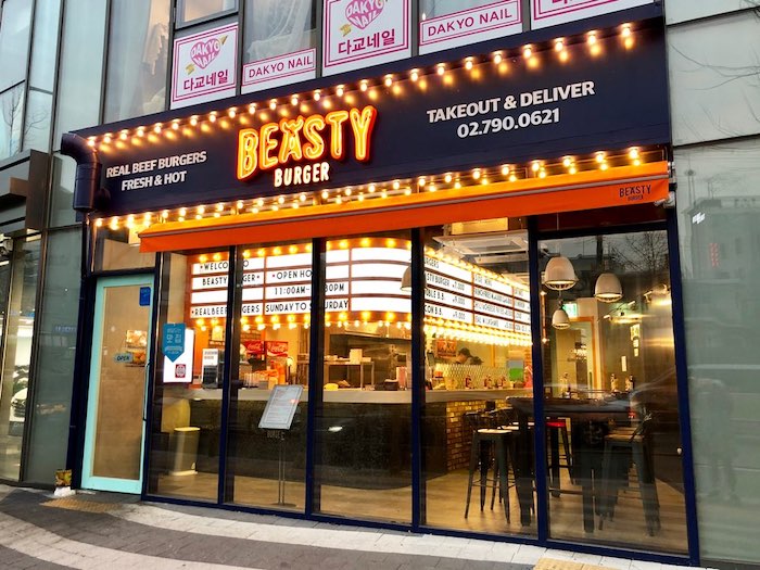 [심재석의 입장] 한남동 수제버거 맛집 앞의 오토바이 행렬