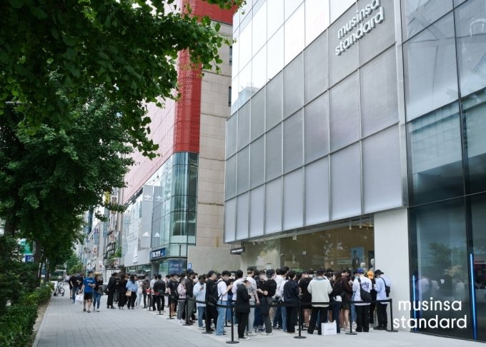 [커머스BN] 무신사 스탠다드가 ‘홍대 오프라인 매장’ 오픈한 3가지 이유