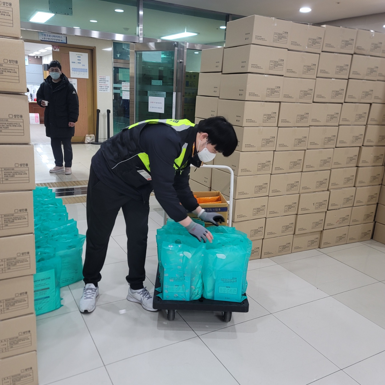 재택치료 20만명 돌파, 집에서 원활한 처방·배송 받으려면?