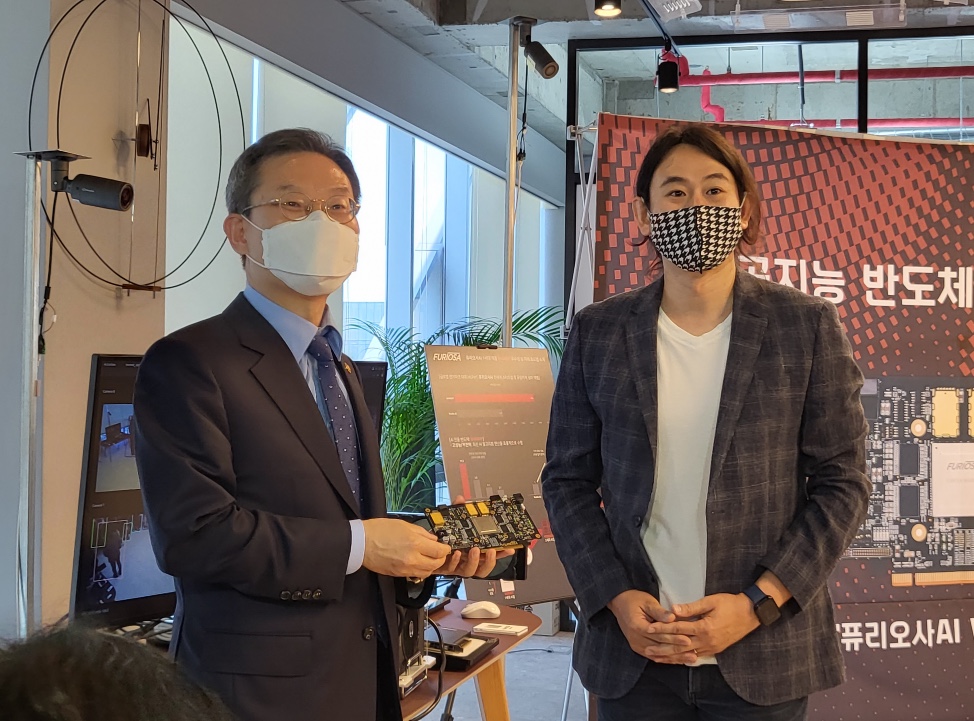 새 장관이 가장 먼저 AI반도체 스타트업을 찾아간 이유