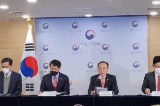 대통령 한마디에 입장 바꾼 기재부 “반도체 업체 세금 더 깎아줍니다”