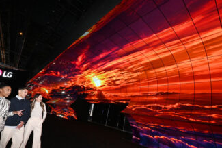 [CES 2023] 이번엔 지평선…LG전자, ‘올레드 10년’ 초대형 조형물 전시