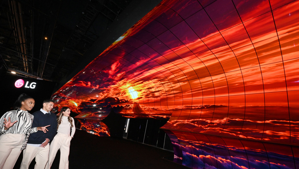 [CES 2023] 이번엔 지평선…LG전자, ‘올레드 10년’ 초대형 조형물 전시