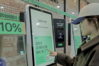 [커머스BN] 얼굴로 결제 끝…대기줄 줄이는 네이버 ‘페이스사인’