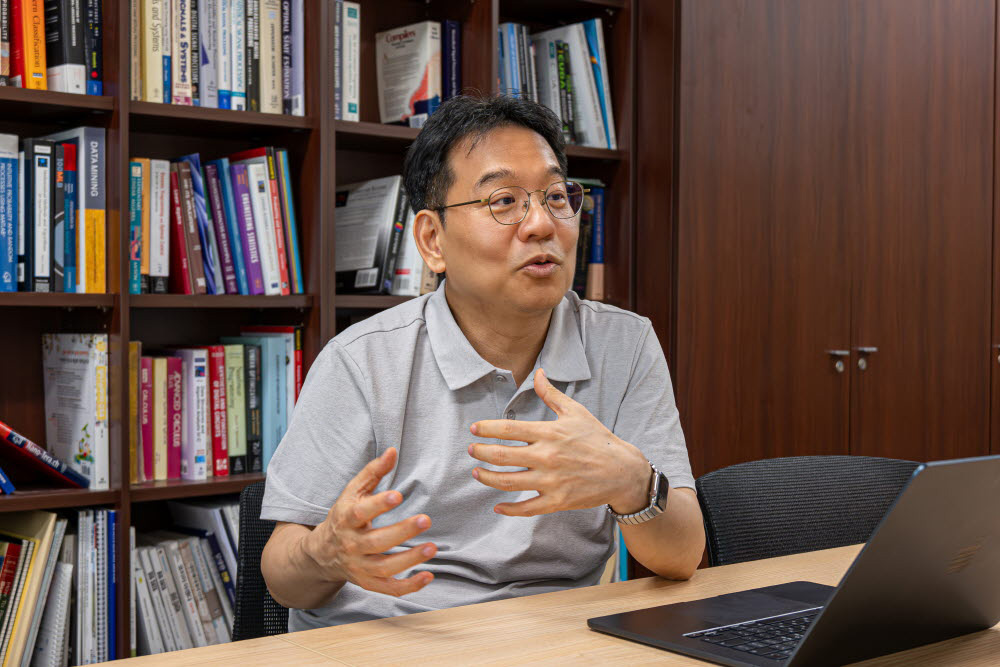 [쿼바디스 한국 AI] 윤성로 “초지능 5년내 온다…진짜 데이터 준비해야”