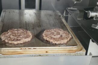 [체험기] “사람이 만든 줄 알았다“…로봇이 구운 햄버거 맛보니